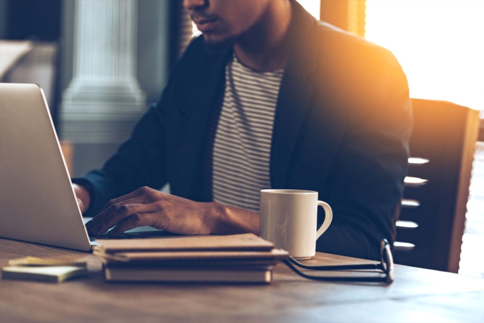 Arbeitsbereich mit Laptop und Notizen für lokale SEO-Strategien