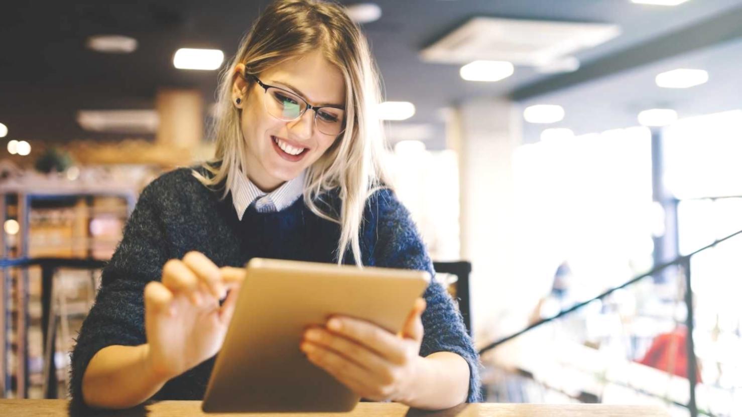 Professionelle Arbeitsumgebung für lokales SEO-Studium mit strukturierten Lernmaterialien