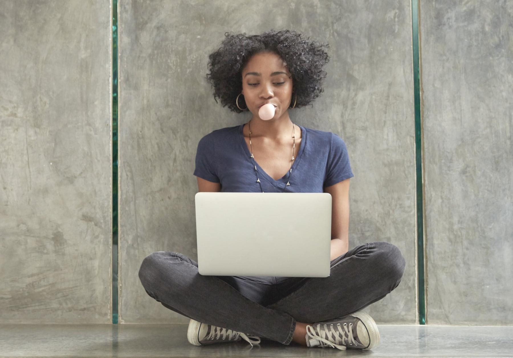 Professionelle Arbeitsumgebung mit SEO-Analysetools und strategischer Planung